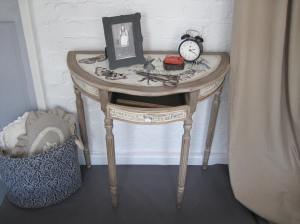 'Forme de Robe' half moon Console Table