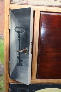 And the key illustration, inspired by an old match box with key drawing motif. 